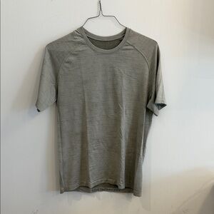 lululemon athletica Textured Gray Short Sleeve Tee